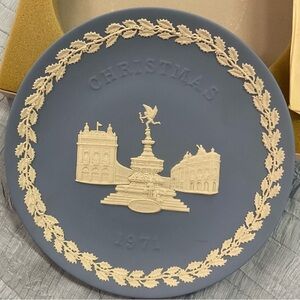 Vintage Wedgewood Christmas Collectors Plate 1971. Piccadilly Circus